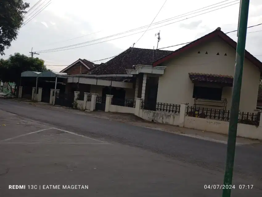 Rumah pinggir jalan siap pakai