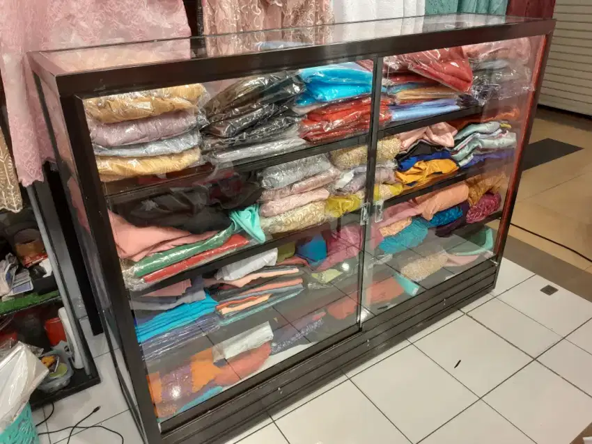 Etalase barang untuk toko