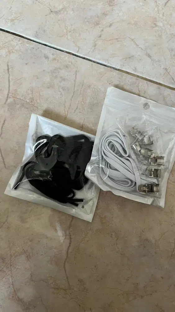 Tali sepatu warna hitam & putih