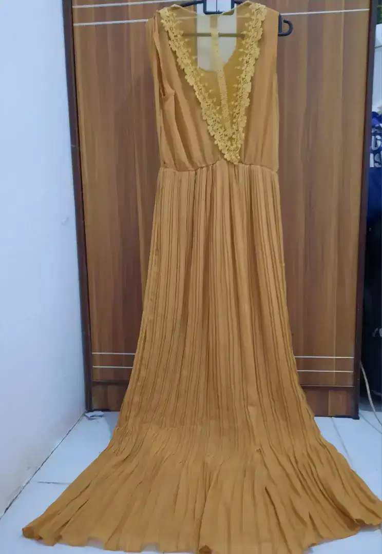 Dress cantik bisa buat dinner atau ke acara formal