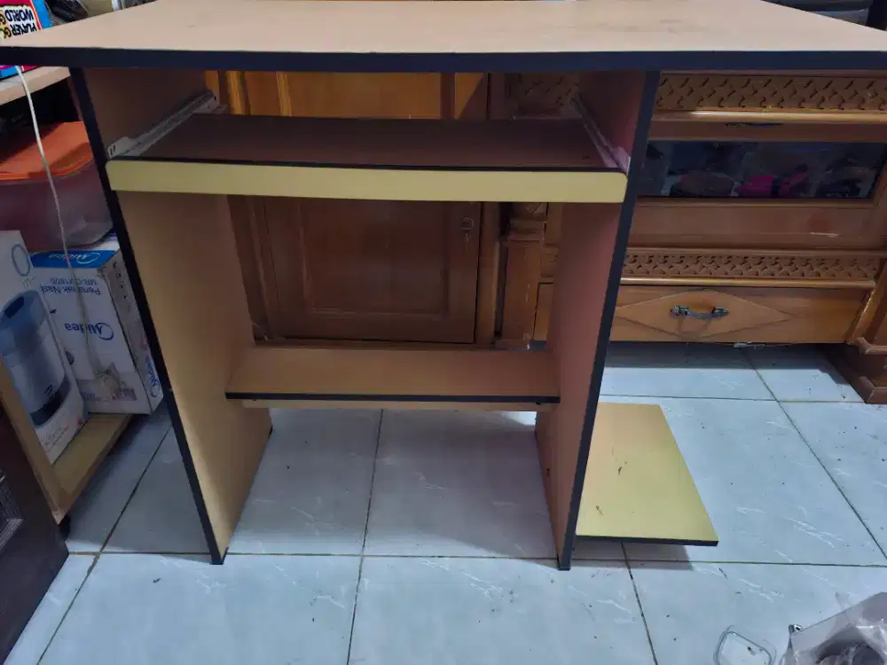 Meja Komputer Minimalis