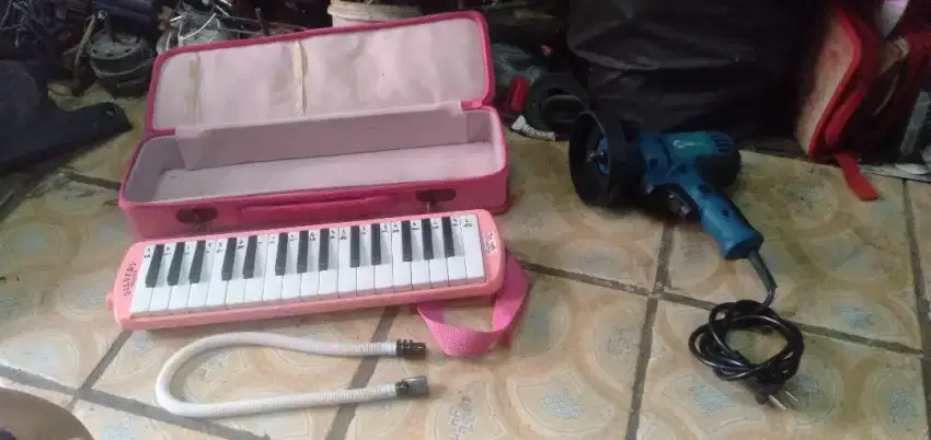 Slhkn plh slh 1 dr pianika utk ank bljr music atau sblh nya kond sptbr