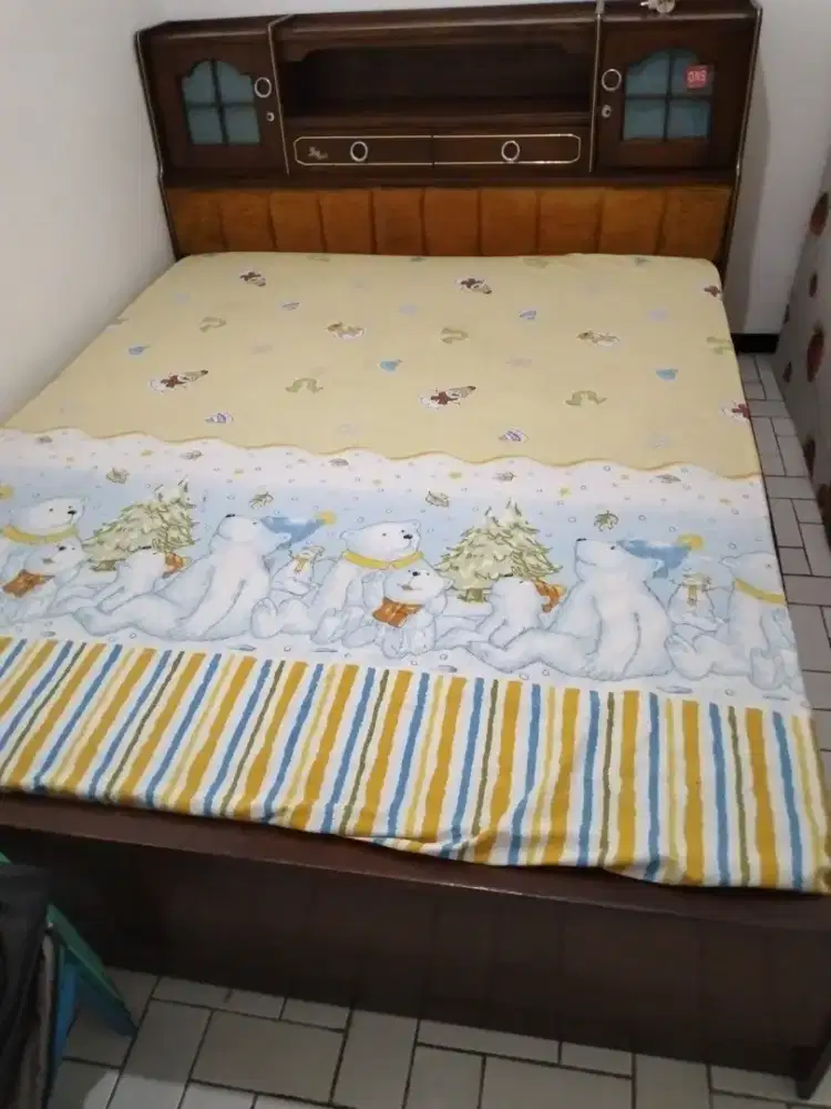 Jual ranjang kayu jati  masih mulus lengkap lemari kecil diatasnya