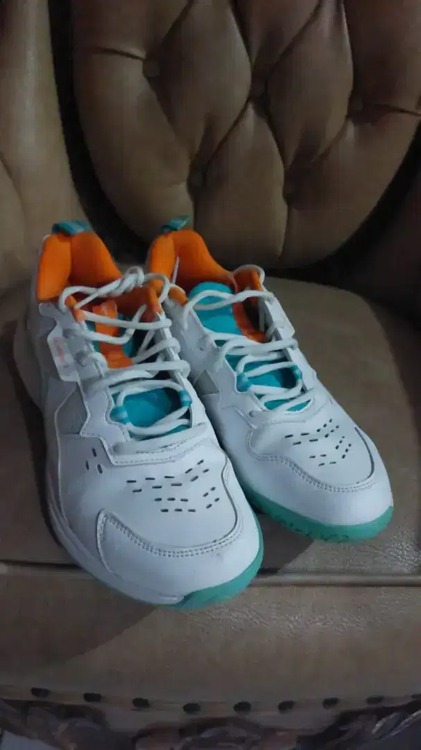 Sepatu badminton lining