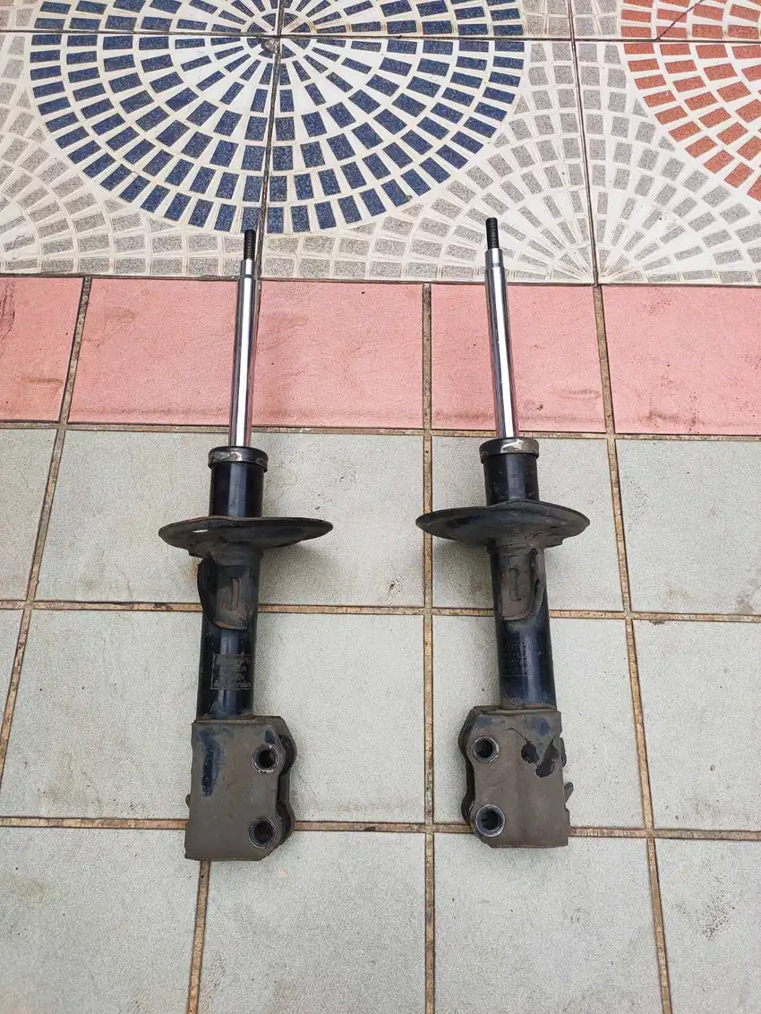 Shockbreaker Shock Absorber Depan Toyota Yaris Bakpao Original RUSAK