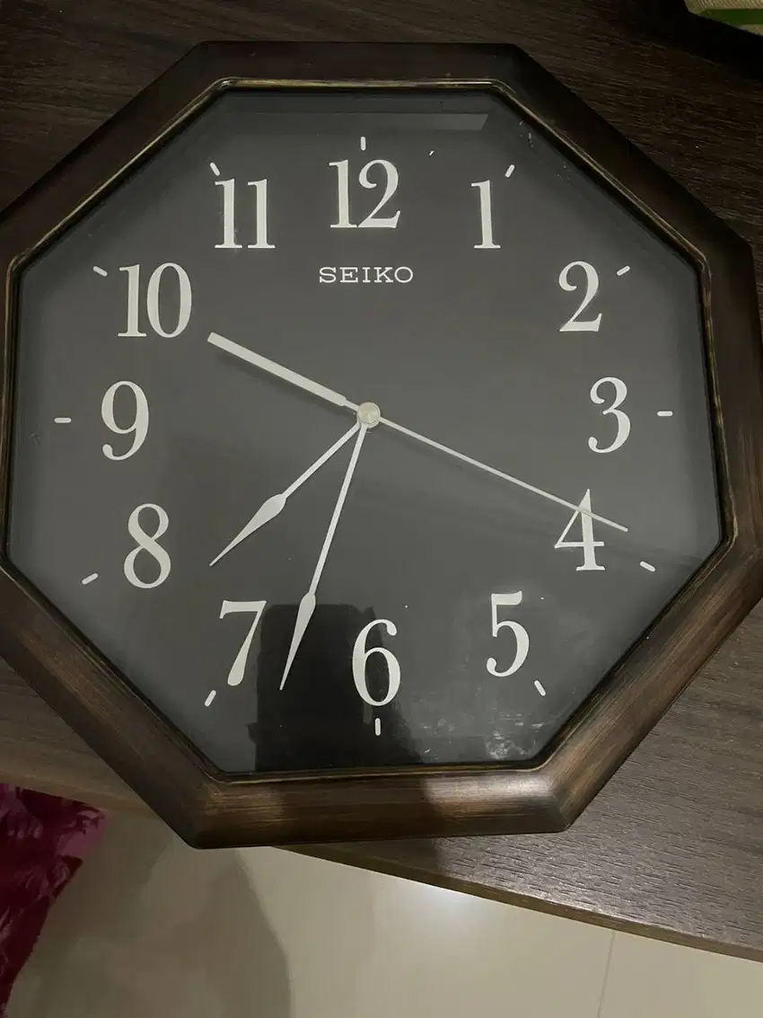 Jam dinding Seiko