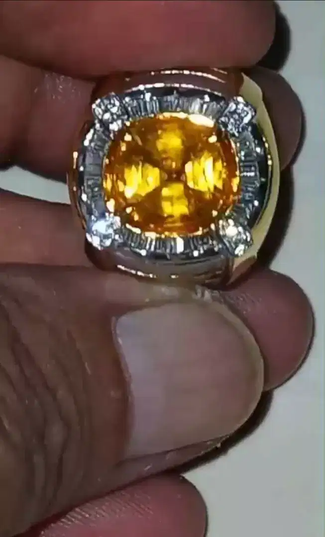 Natural yellow Sapphire  4,90 CRT  gold diamond