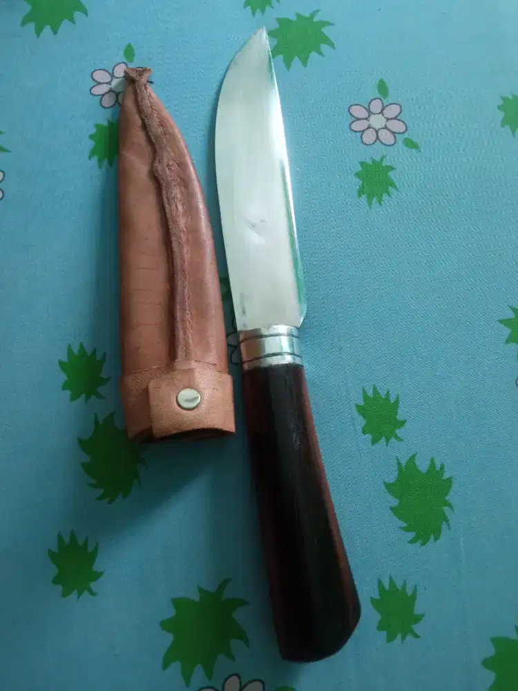 Pisau baja putih tajam