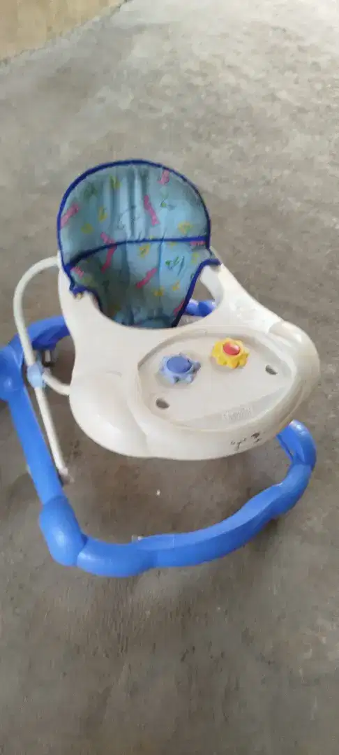 Baby walker / alat bantu jalan bayi