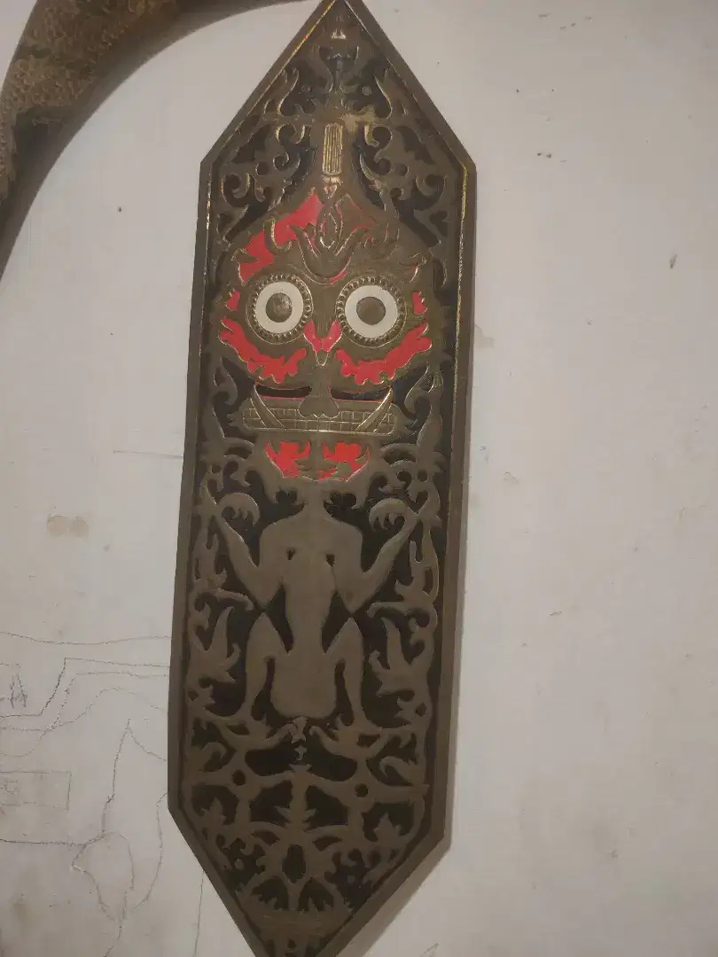 Tameng dari plat dan tanduk ukir