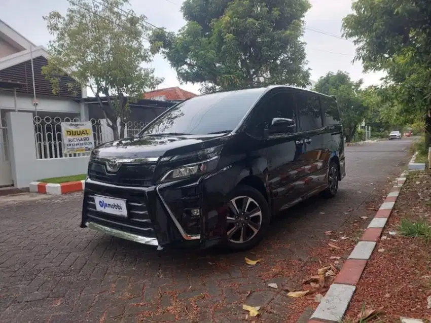 Toyota Voxy 2.0 Bensin Matic 2018 Hitam DAK