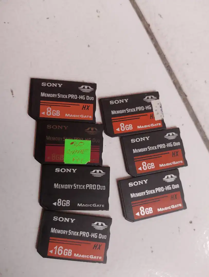 memory psp ORI sony 8 & 16gb kondisi normal sudah terisi game
