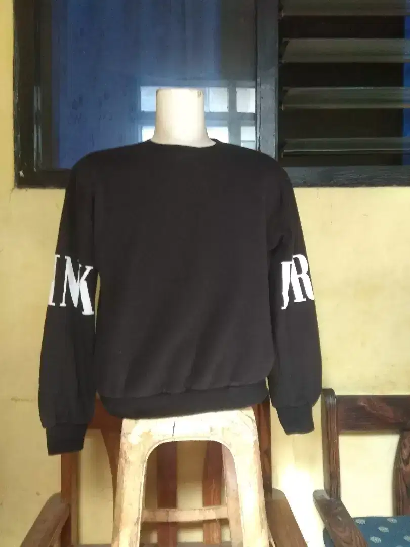 Crewneck Hitam size L