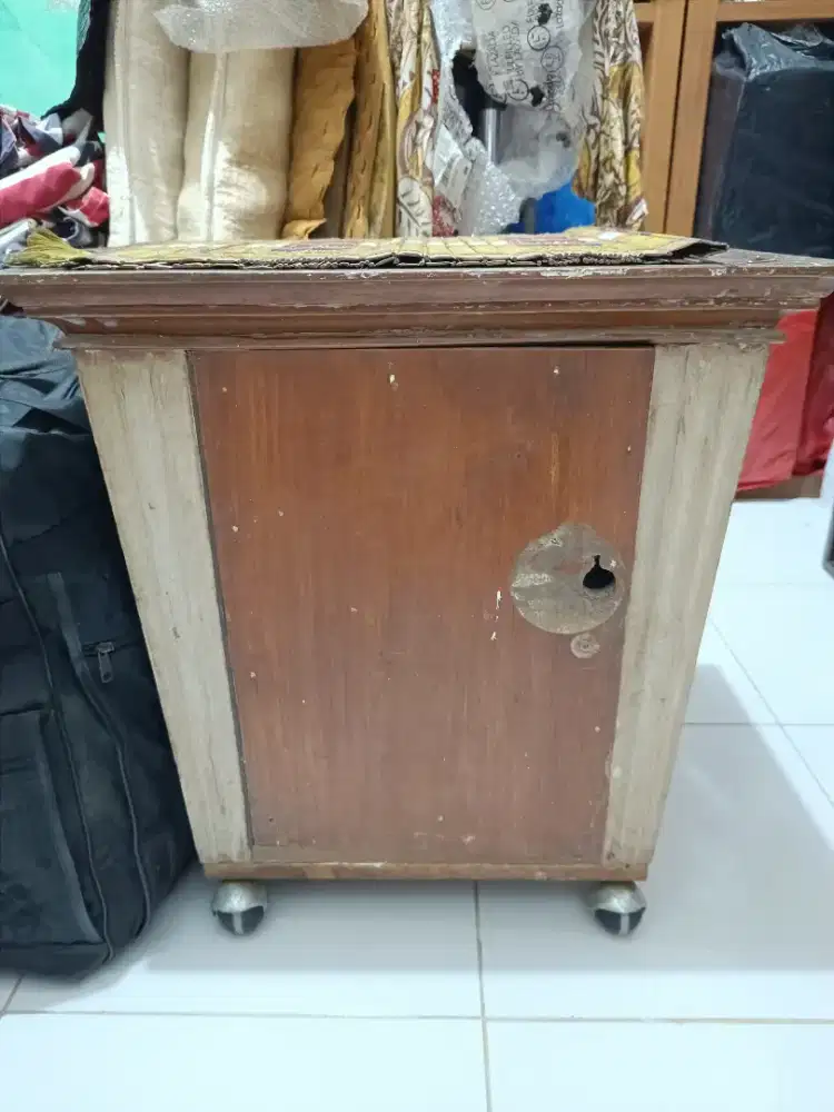 Nakas jati tua antik jadul dengan roda