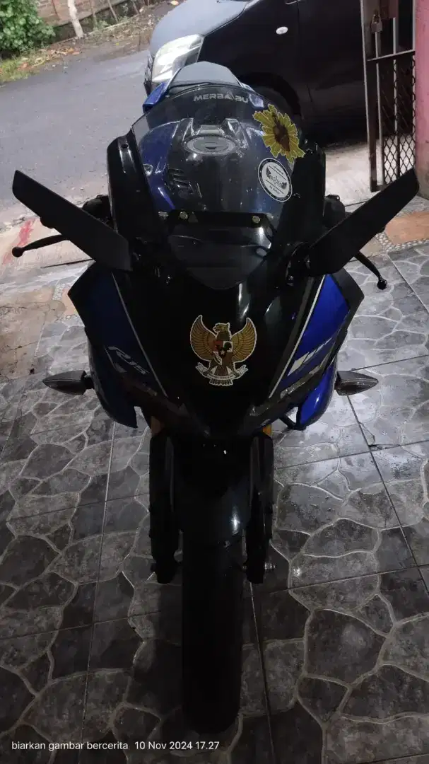 Motor Yamaha New R15 warna biru , surat lengkap ,km masih sedikit