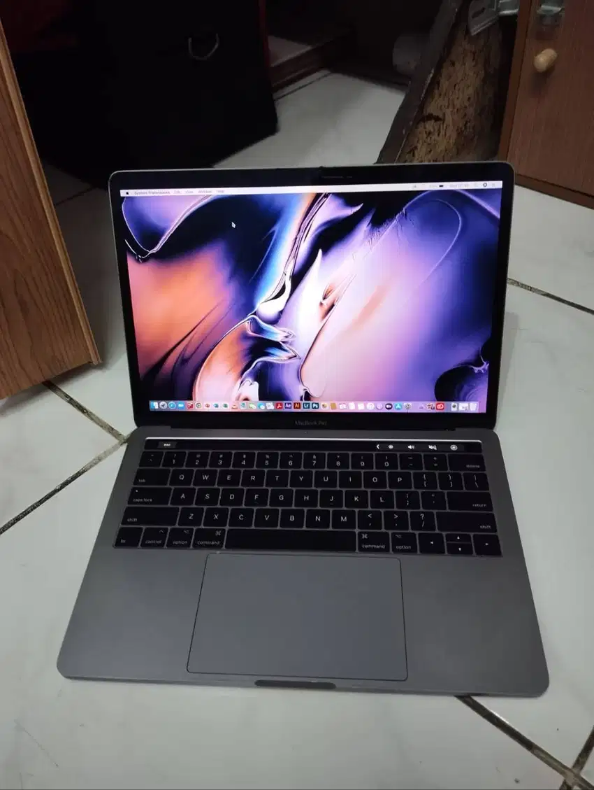 macbook pro 13 in 2018 touchbar i5 8 256