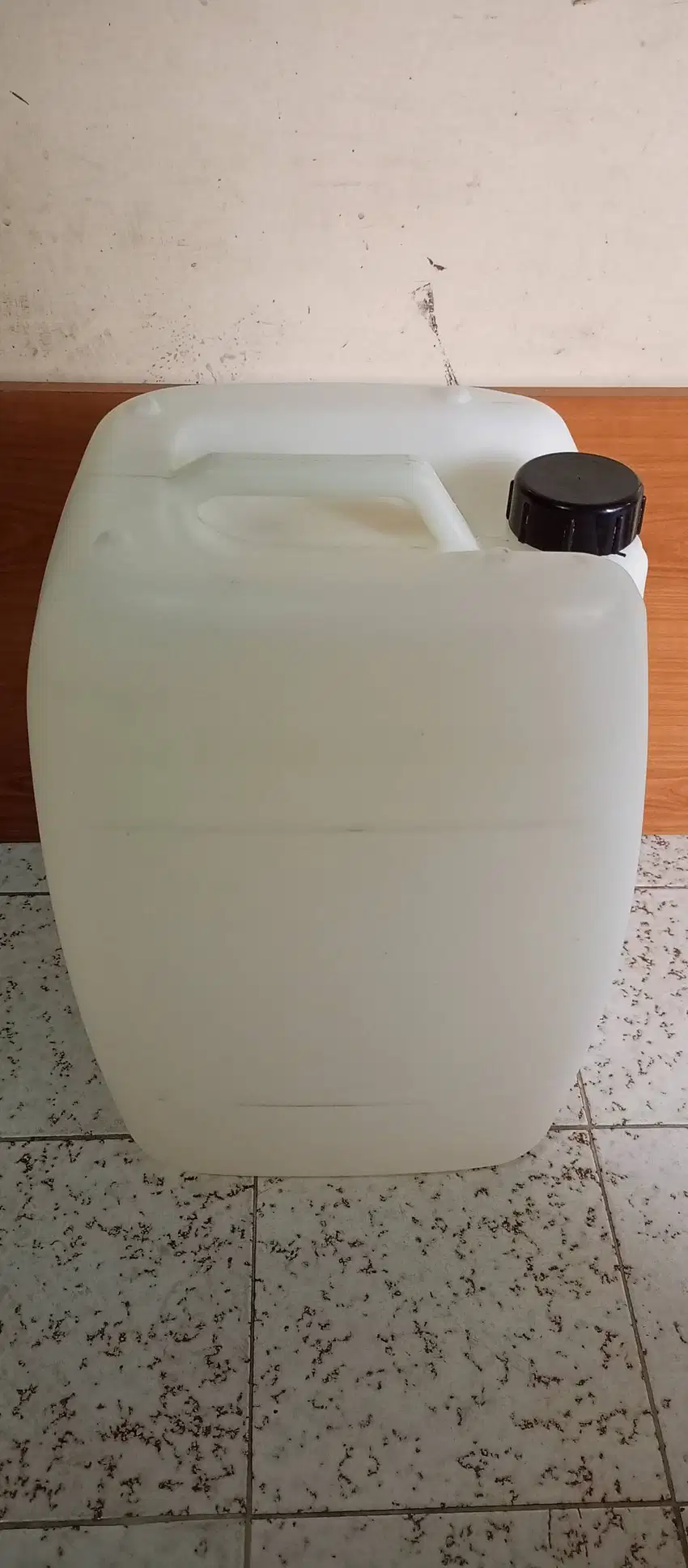 Jerigen warna Natural kapasitas 20 Liter