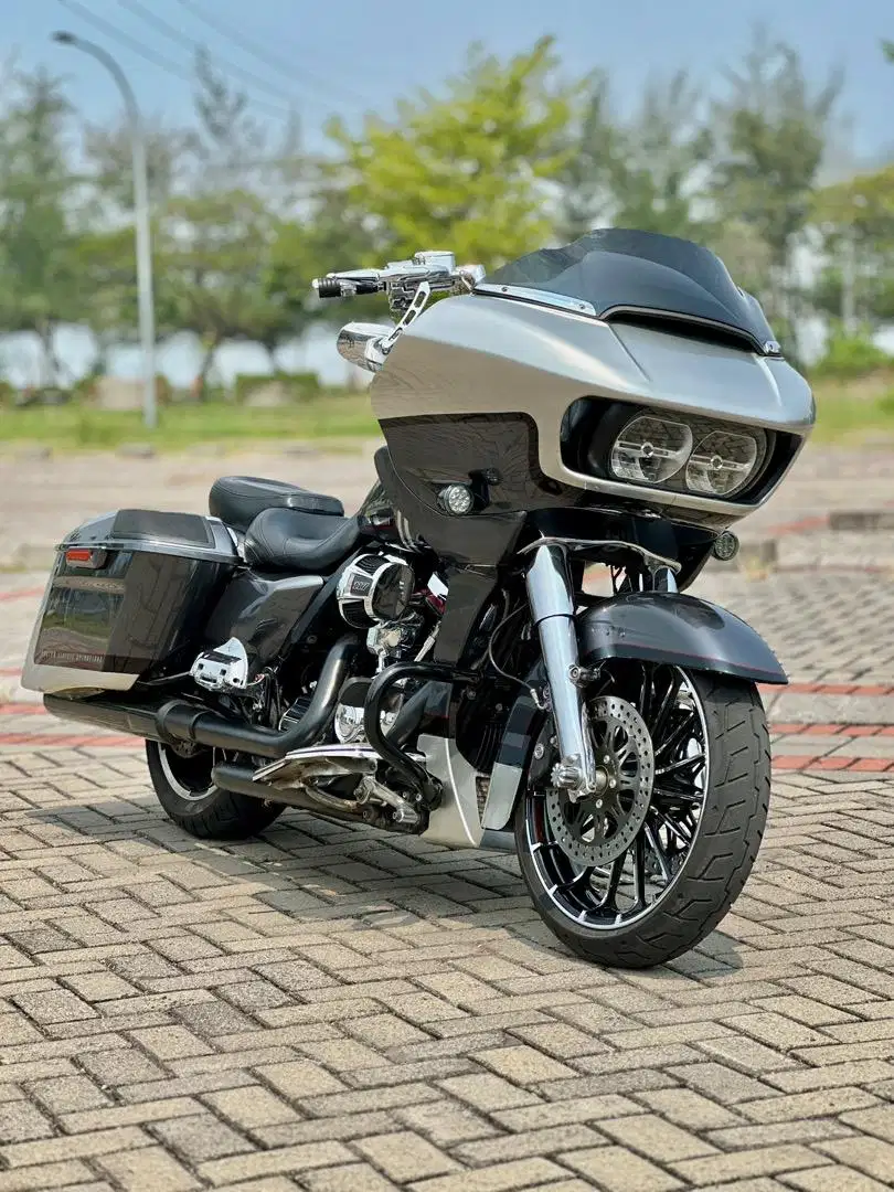 Harley Roadglide CVO 2019 Steel Lightning Patriot edition