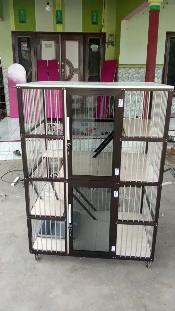 Kandang kucing aluminium lantai keramik