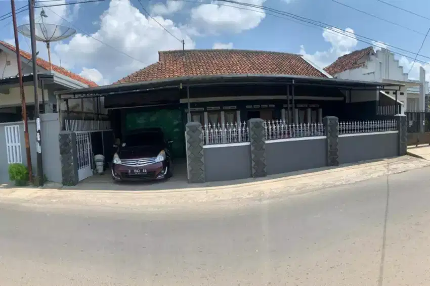 Dijual cepat 1 rumah dgn kolam ikan.