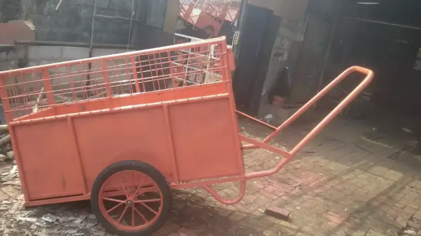 Gerobak sampah.