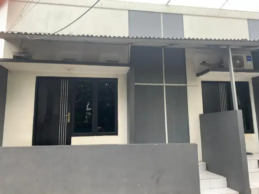 Di kontrakan rumah. Depan SMPN 21.