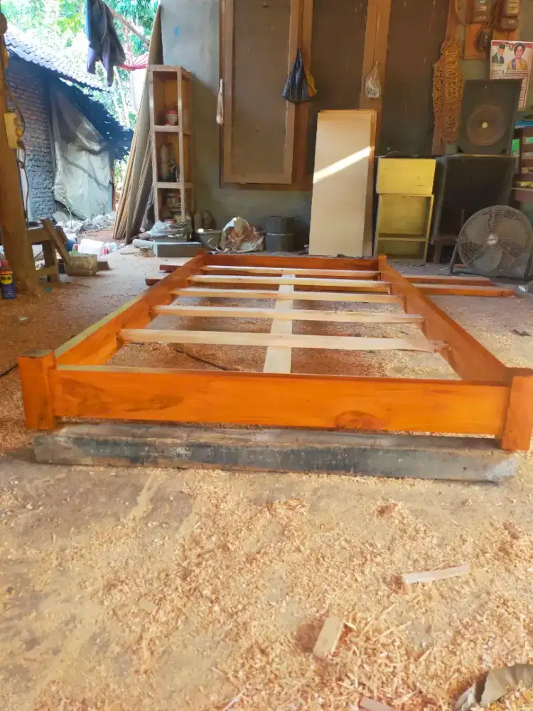 tempat tidur kaki pendek