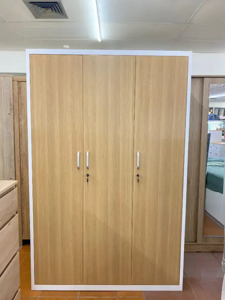Lemari Pakaian 3 Pintu Besi