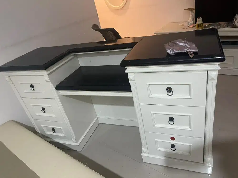 Meja rias warna putih ,