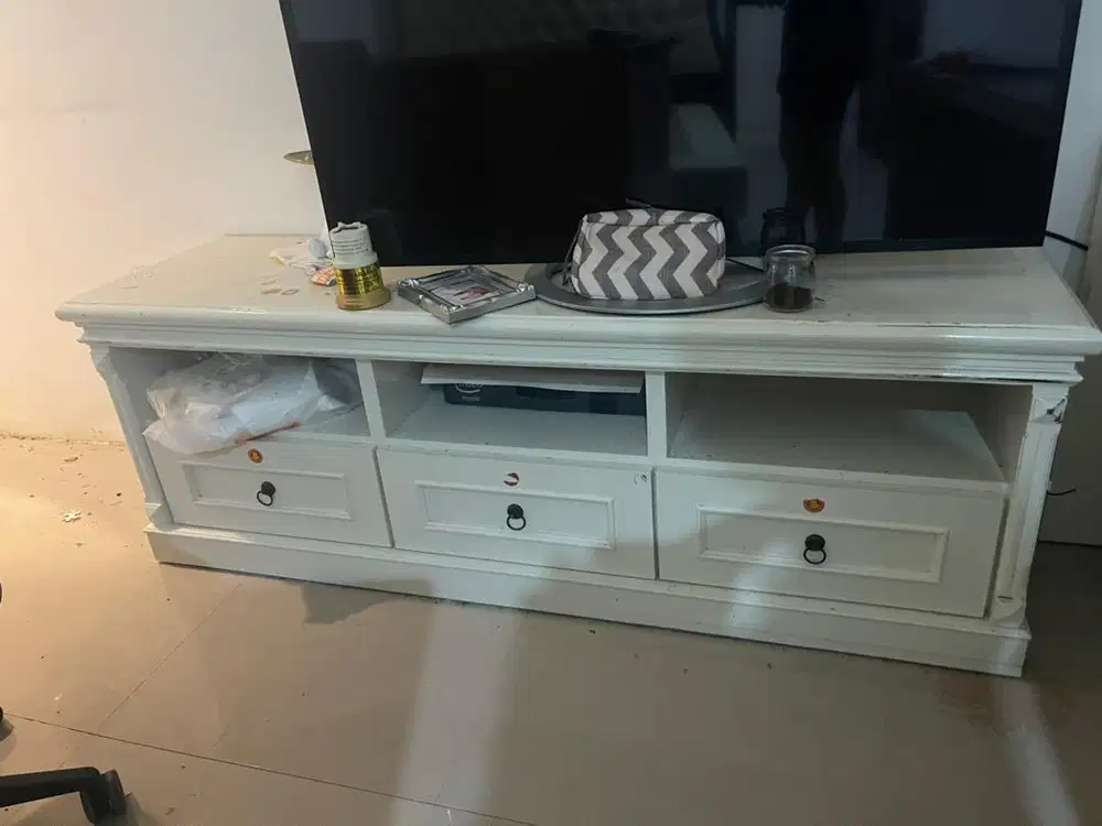 Meja tv , warna putih