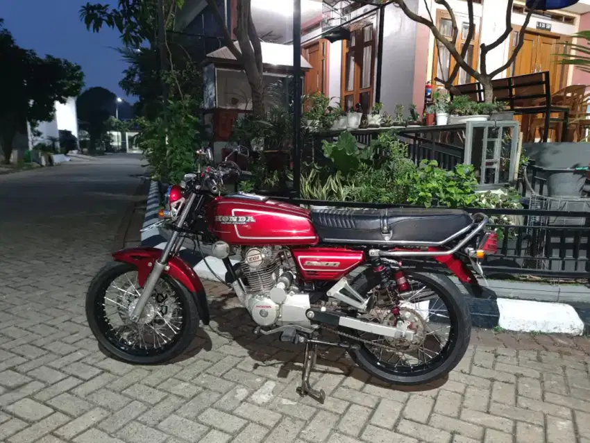 Honda GL 100 warna merah