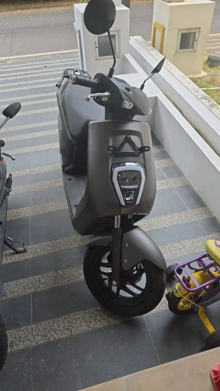 Sepeda Motor Listrik HONDA EM 1 Plus + Plus Charger