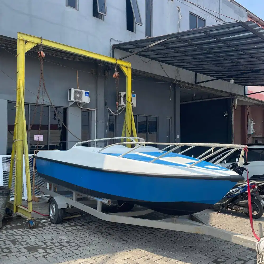Perahu Speed boat Fiberglass 5.3 Meter Untuk Patroli, Penarik Banana
