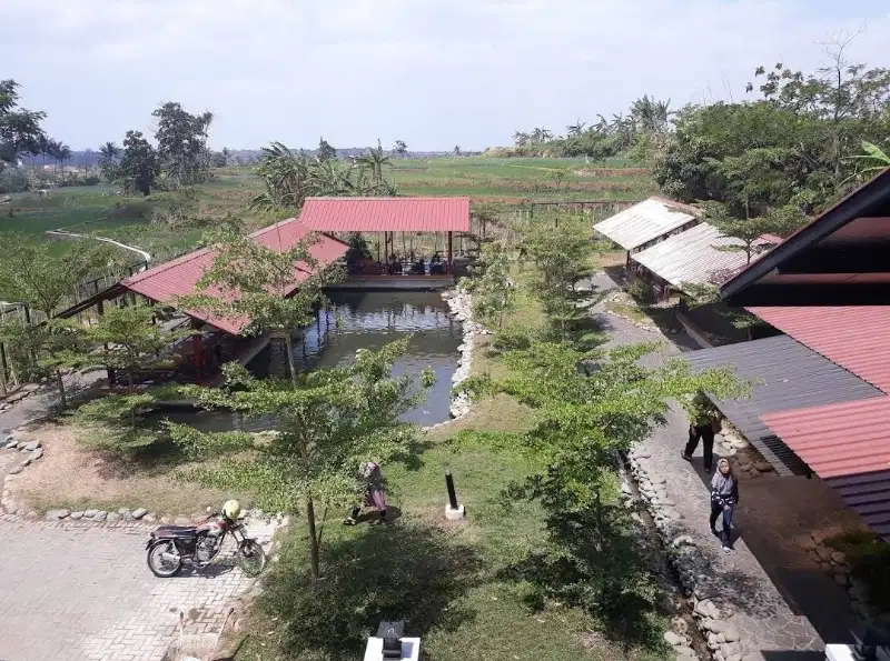 Resto di jalur wisata kuningan