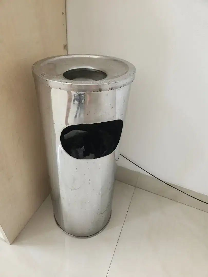 Tempat sampah stainless