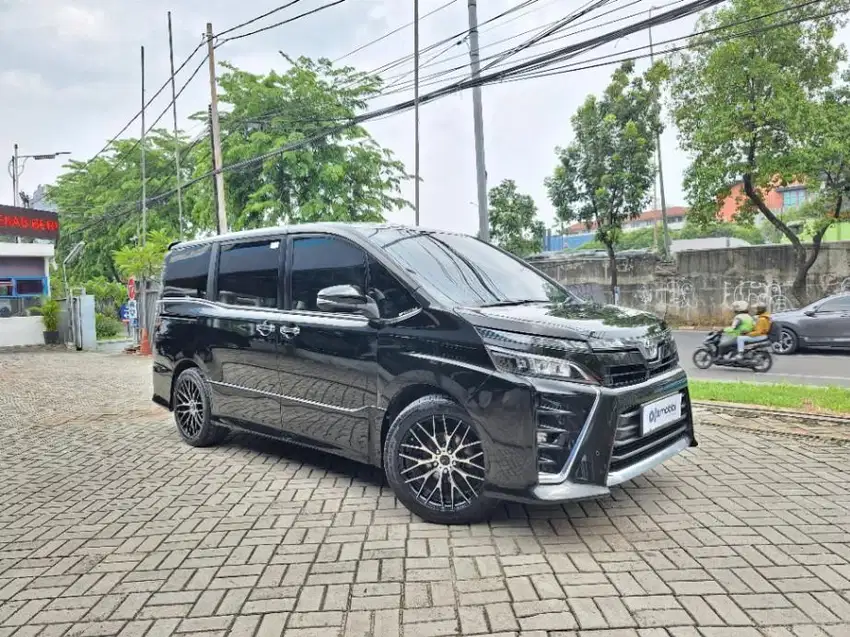 Toyota Voxy 2.0 Bensin-AT 2017 Hitam