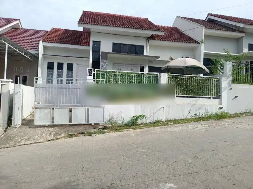 RUMAH BERNUANSA MINIMALIS ELEGAN DALAM PERUMAHAN TAMAN SARI BUKIT