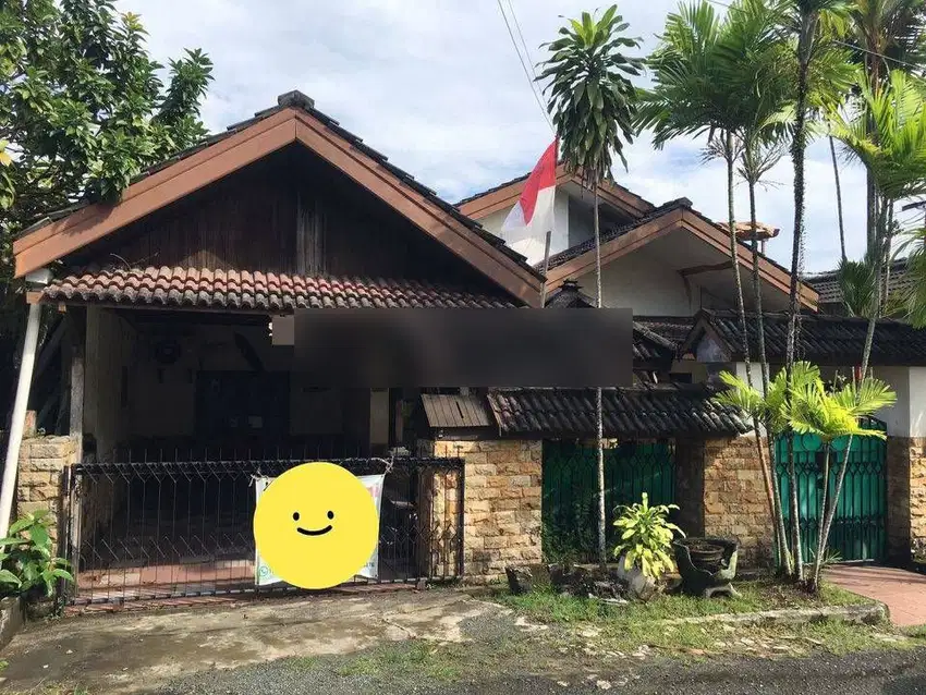 RUMAH TENGAH KOTA BERNUANSA HIJAU ASRI LOKASI DALAM PERUMAHAN POKA