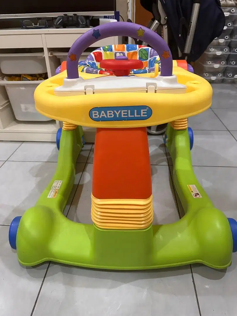 Dijual baby walker merek babyelle bekas pemakaian sendiri