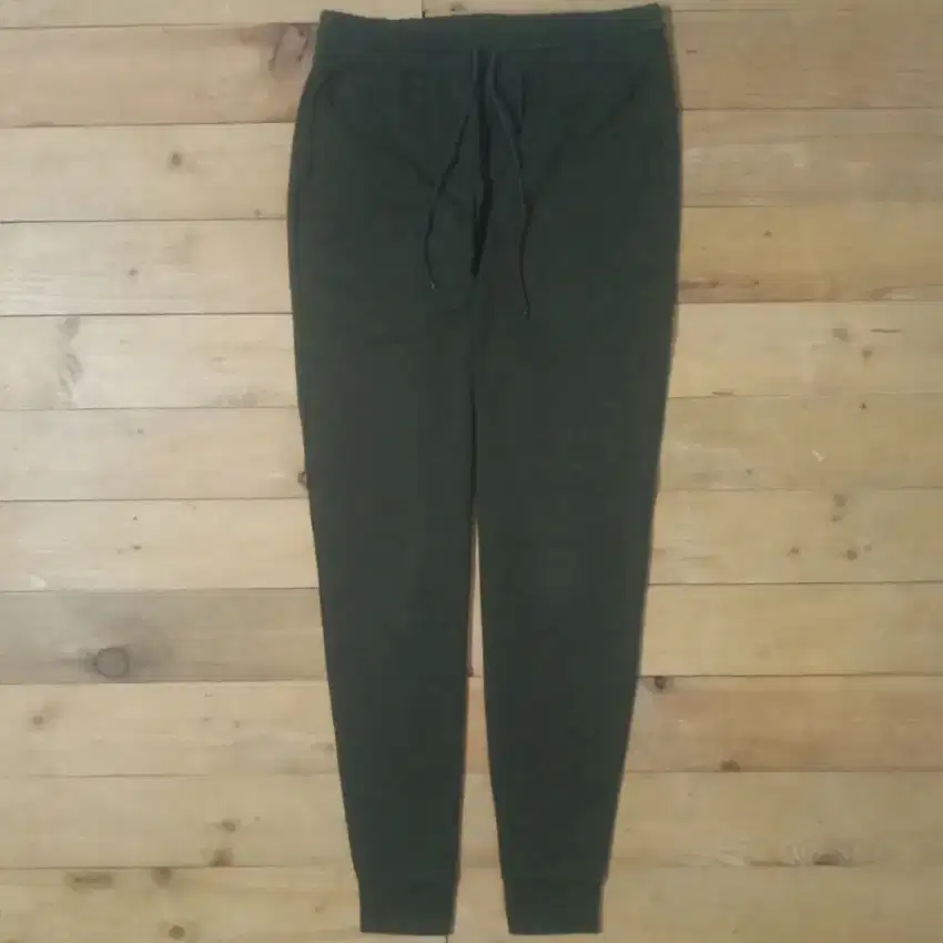 Uniqlo Dri Fit Jogger Training Celana Panjang Hijau Army Peach L