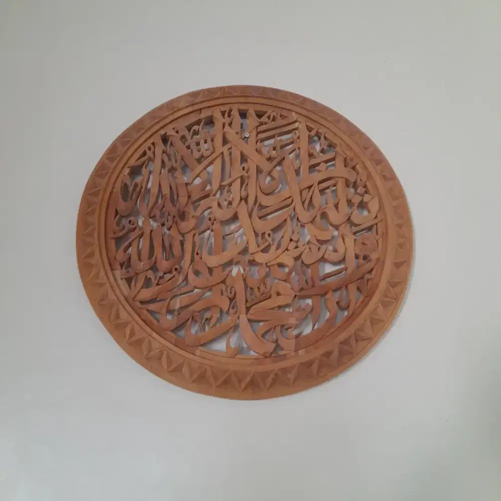 Hiasan dinding ukir kayu jati