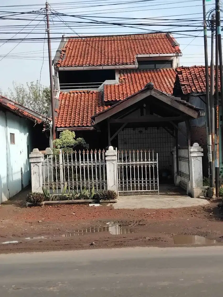 Dijual Murah Rumah Tua  Pinggir Jalan Raya Bandung - Cirebon.