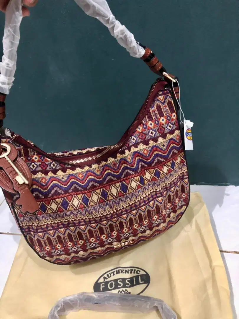 Tas Selempang Sabit Fossill Motif Etnik Mewah