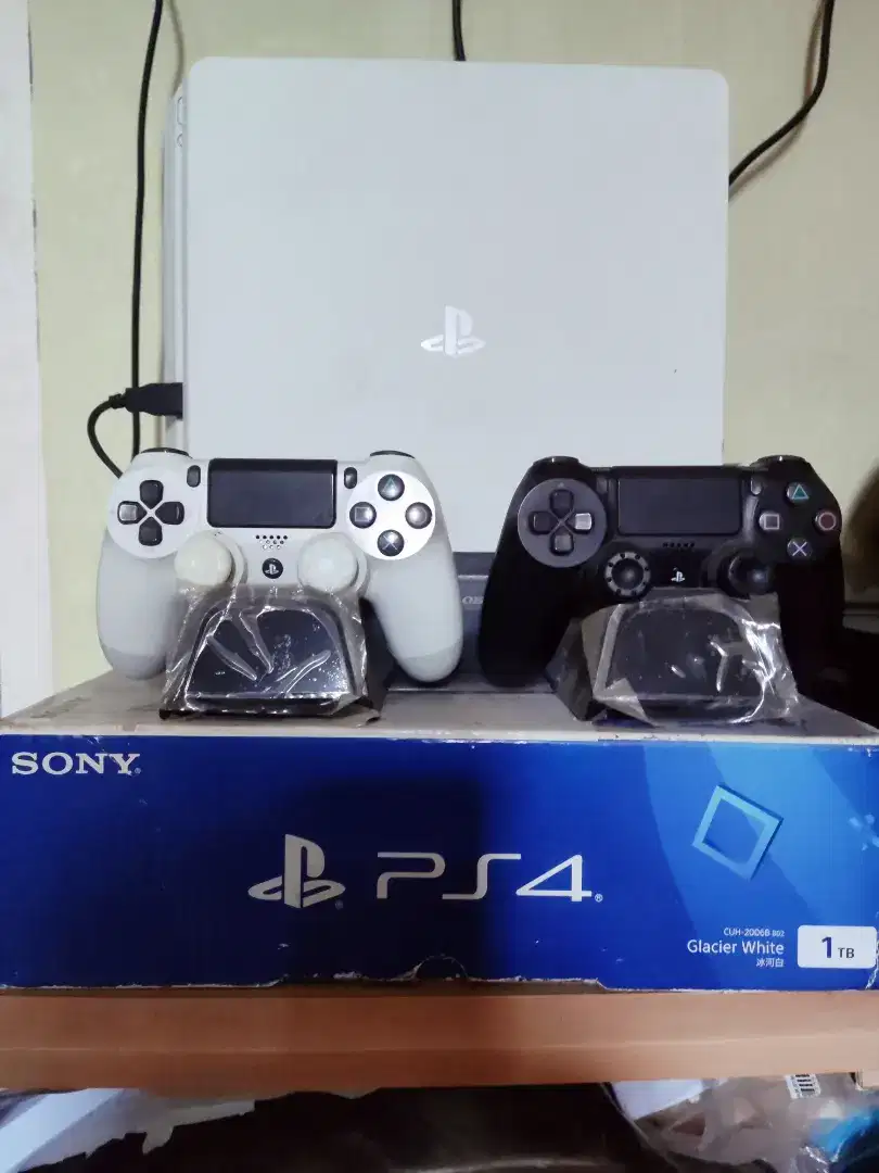 PS 4 putih 1 TB + 4 BD games