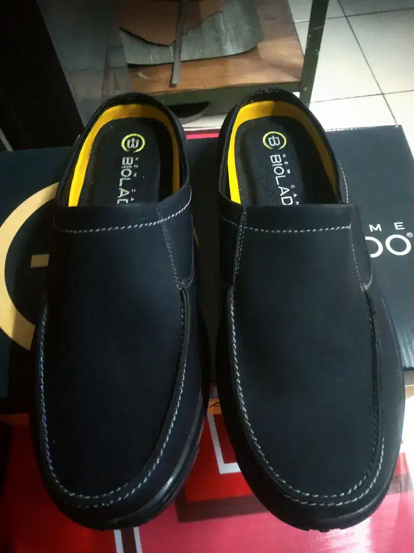 Sepatu sandal pria