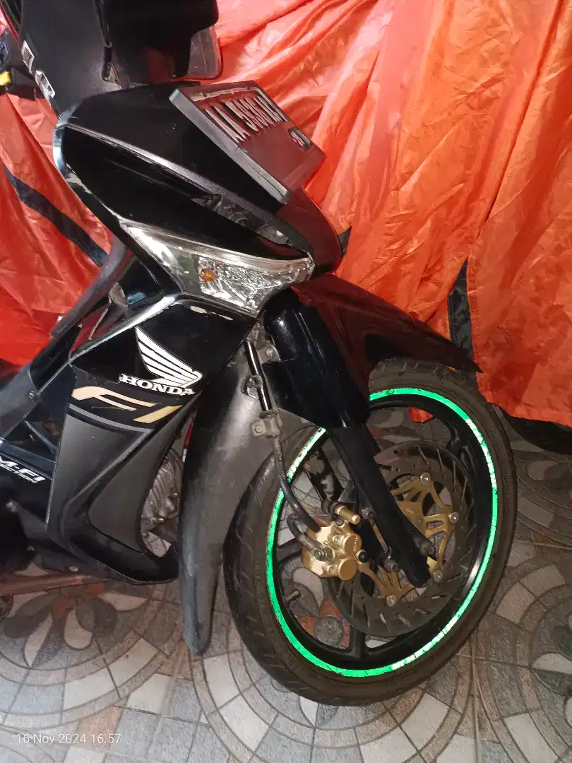 Honda Supra x 125 pgm fi injek tahun 2008 surat² lengkap mesin halus