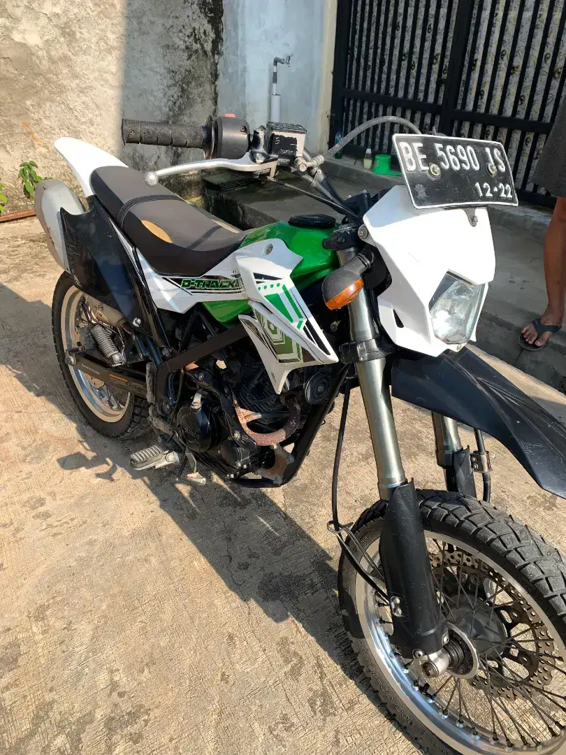 Dijual Motor kawasaki d-tracker mulus jarang dipakai