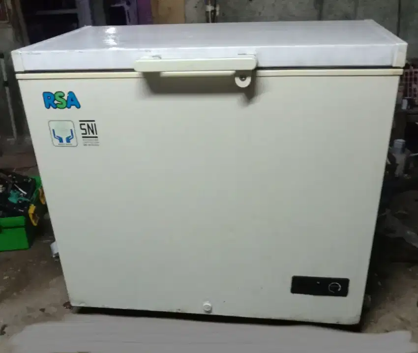 Freezer box ukuran 220liter