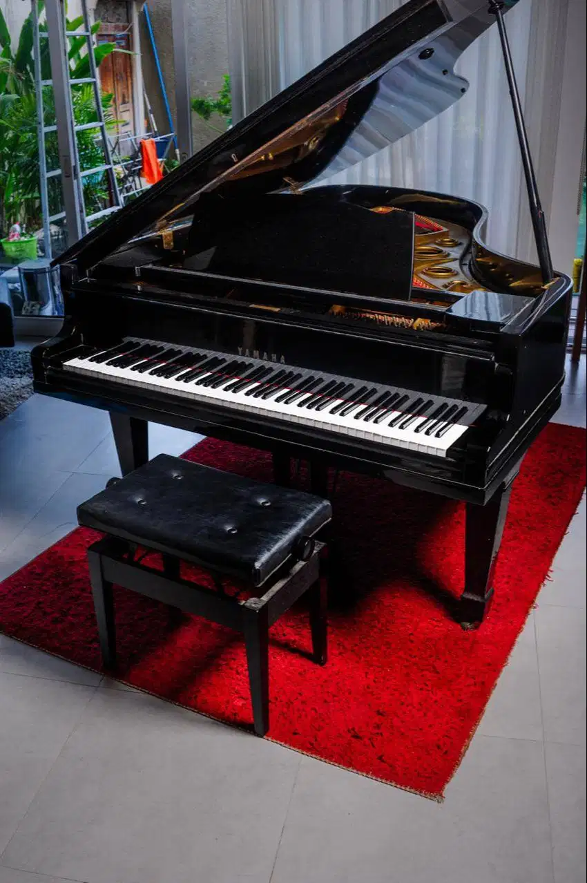 Grand piano YAMAHA Type G5