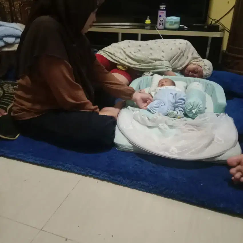 Tempat tidur bayi ada kelambu nya, 2 bantal guling 1 bantal kepala